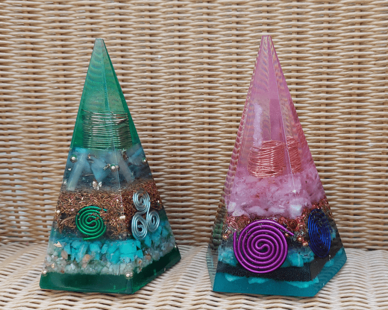 Orgonite Pyramide mit Amethyst