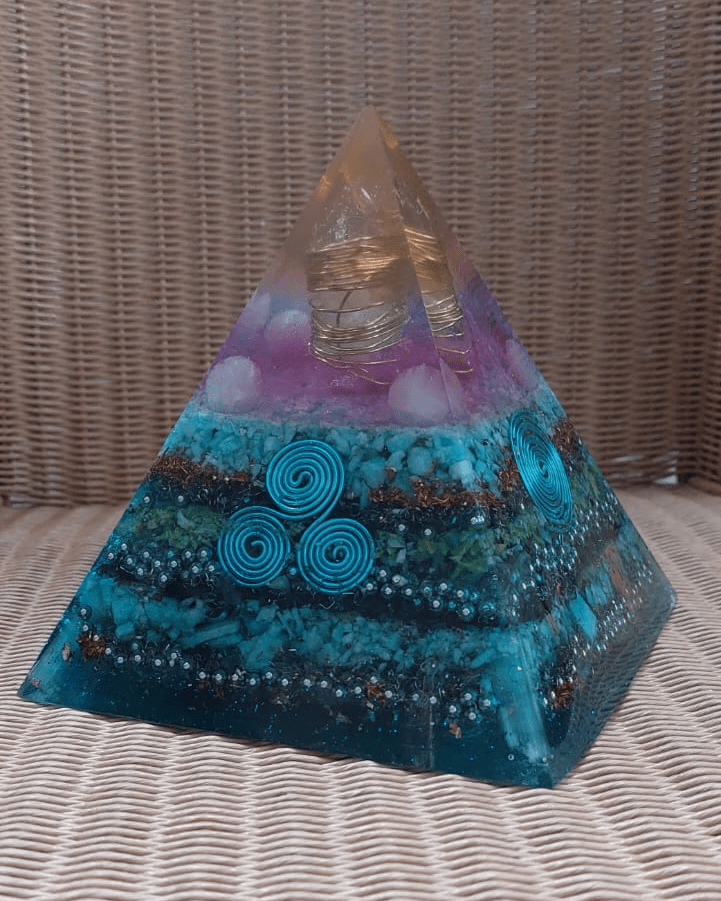 Handgefertigter Orgonit Pyramide bunt